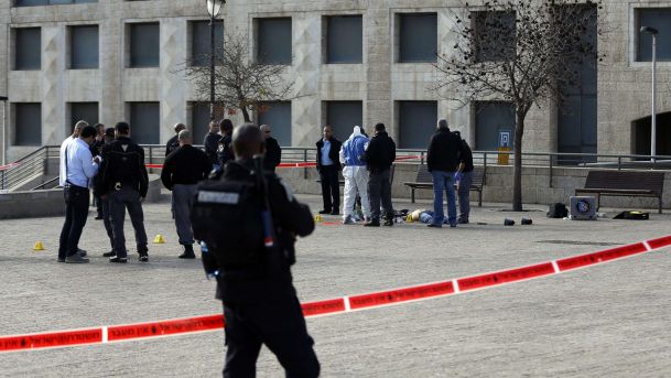 Israel Police shot Palestinian who attempted to stab an officer near Jerusalem's Old