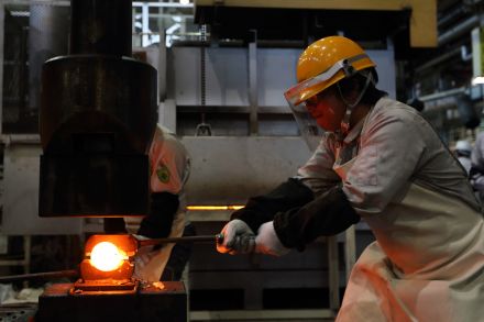 Japan's industrial output up 1.4% on month in October