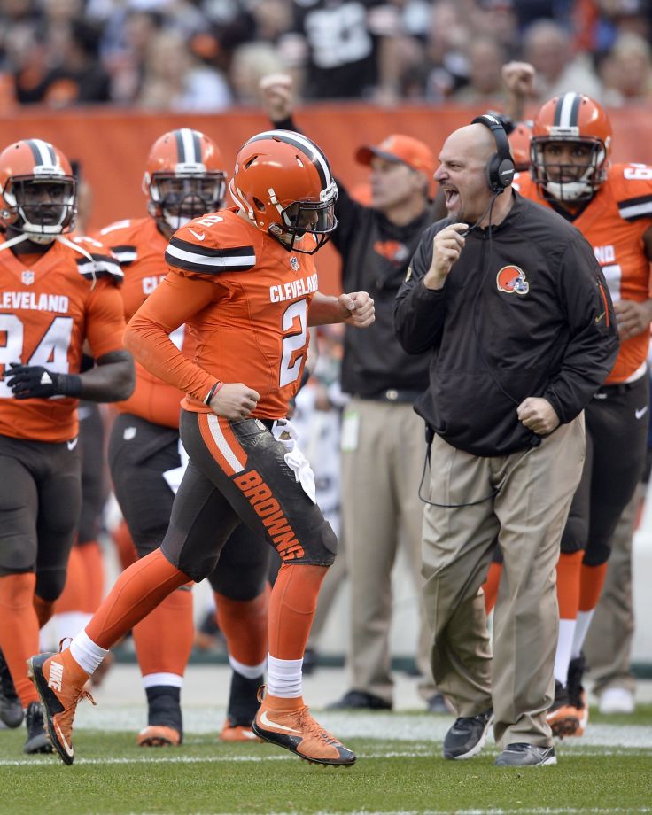 Browns head coach Mike Pettine celebrates a touchdown pass by quarterback Johnny Manziel in the second half