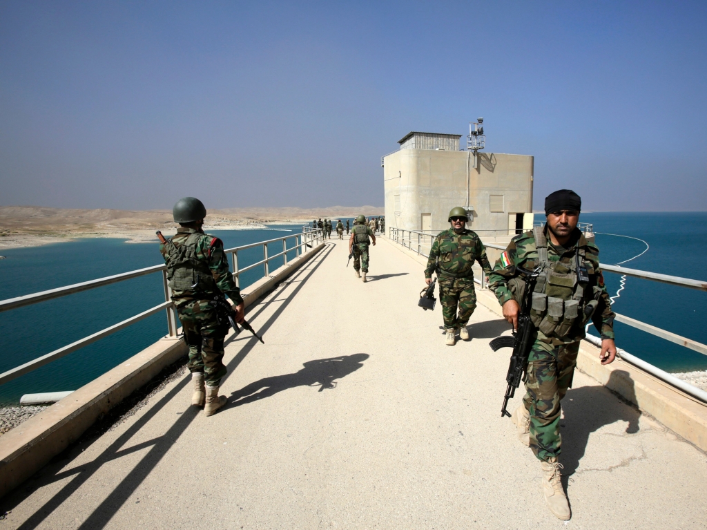 Kurdish Peshmerga fighters guard Mosul Dam in August 2014. /Reuters