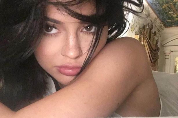 Kylie Jenner pouts in a makeup free pic