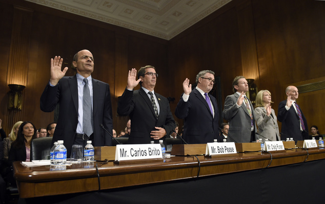 From left Anheuser Busch InBev Chief Executive Officer Carlos Brito Brewers Association Chief Executive Officer Bob Pease National Beer Wholesalers Associ