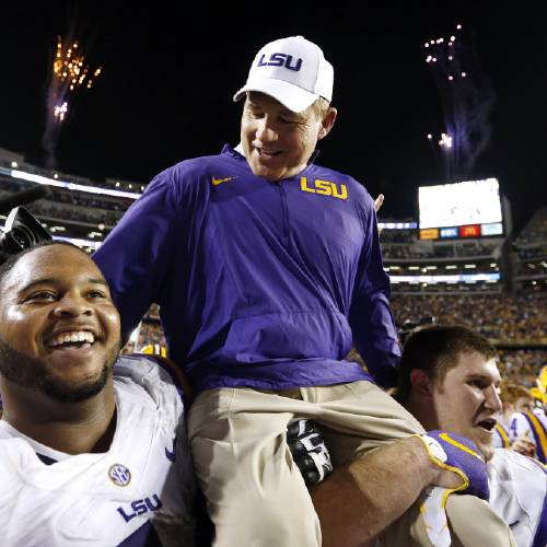 Les Miles Salutes Fans After Getting Huge Ovation from Tiger Stadium Crowd