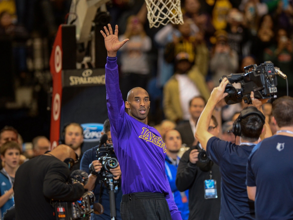 Kobe Bryant waved to the Target Center crowd before taking on the Timberwolves on Wednesday night