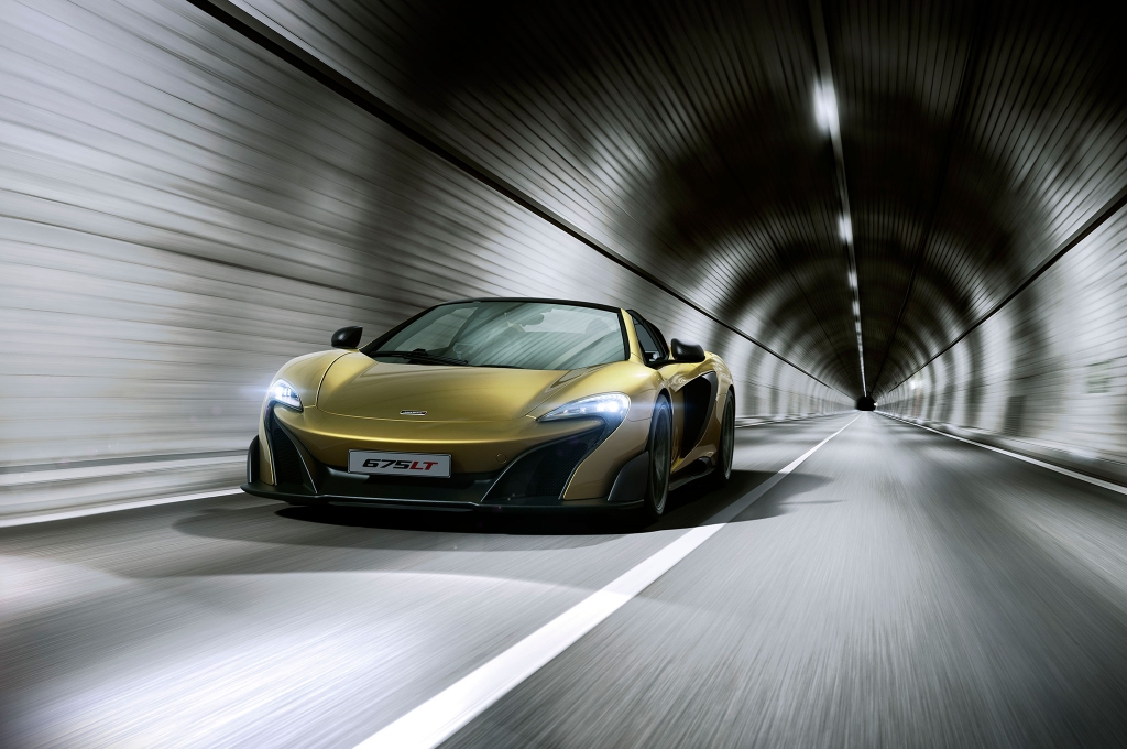 McLaren 675LT Spider in tunnel