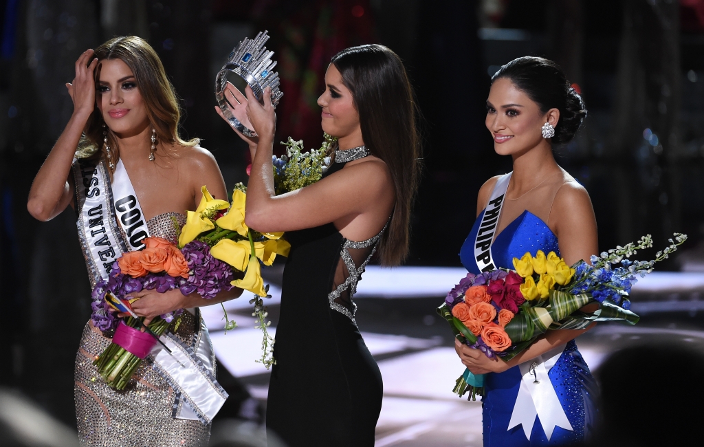 LAS VEGAS NV- DECEMBER 20 Miss Universe 2014 Paulina Vega removes the crown from Miss Colombia 2015 Ariadna Gutierrez, in order to give it to Miss Philippines 2015 Pia Alonzo Wurtzbach, after host Steve Harvey mistakenly named Gutierrez