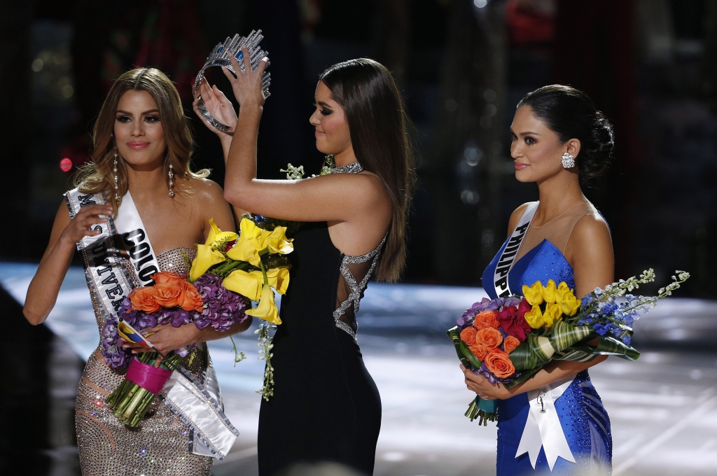 APTOPIX Miss Universe Pageant Former Miss Universe Paulina Vega center removes the crown from Miss Colombia Ariadna Gutierrez left before giving it to Miss Philippines Pia Alonzo Wurtzbach right at the Miss Universe pageant on Sunday in Las Vegas. M