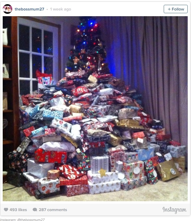 Dahlia Mom Posts Christmas Tree Covered In Presents Gets Blasted By Internet