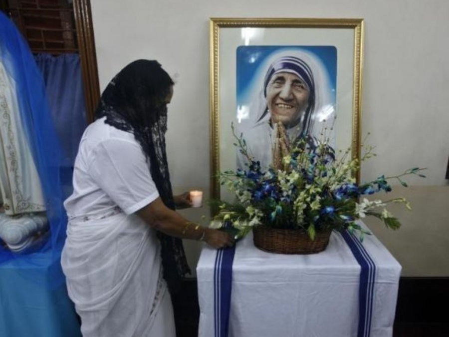 Pope approves miracle for Mother Teresa's canonization