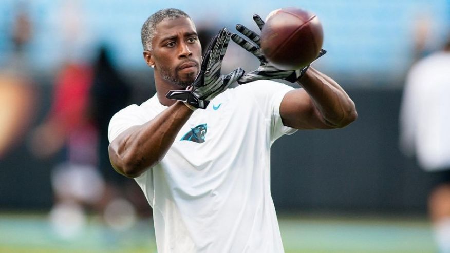 Aug 28 2015 Charlotte NC USA Carolina Panthers strong safety Roman Harper catches a pass prior to the game against the New England Patriots at Bank of America Stadium. Mandatory Credit Jeremy Brevard-USA TODAY Sports