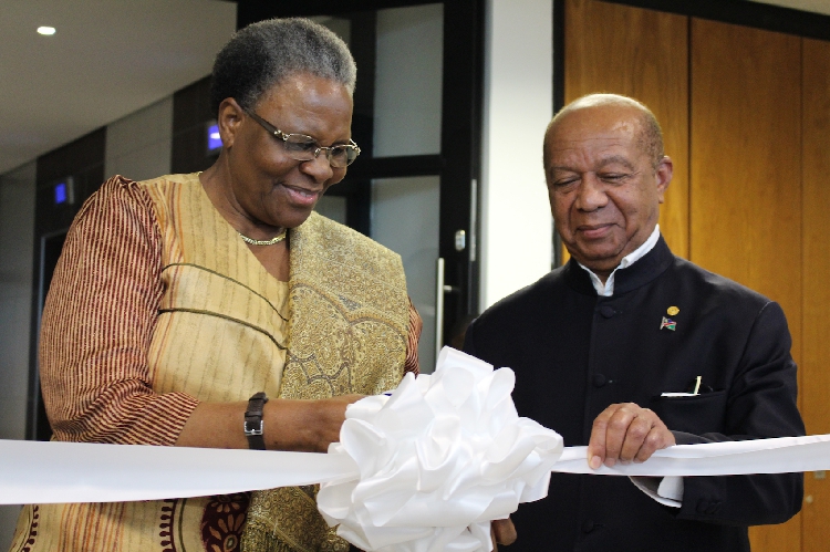 EXPANDING... Deputy prime minister and min ister of international relations and coop eration Netumbo Nandi Ndaitwah and Banco Privado Atlântico prin cipal officer Hortenso Simama da Silva cut the ribbon symbolising the official opening of a Banco P