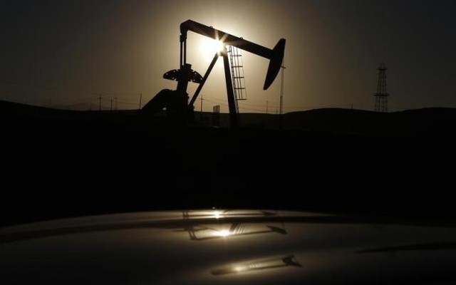 Oil tumbles toward 11-year lows on worsening glut