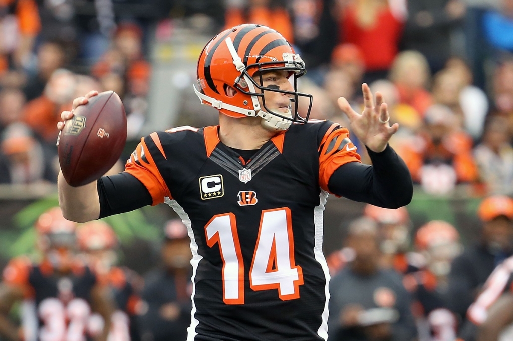 Bengals' Dalton won't need surgery, is 'week to week' with broken thumb