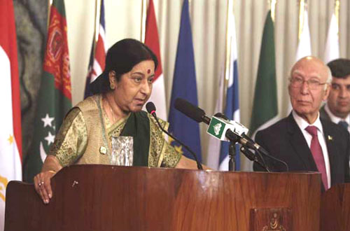 Indian Foreign Minister Sushma Swaraj speaks to media with Advisor to Prime Minister for Foreign Affairs Sartaj Aziz at the foreign ministry in Islamabad