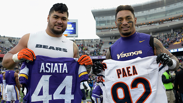 Matt Asiata of the Minnesota Vikings and Stephen Paea of the Chicago Bears pose for