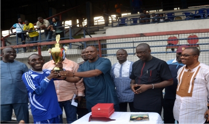 General Manager Rivers State Newspaper Corporation Mr Celestine Ogolo and other dignitries look on as Rivers State Commissioner for Sports Hon Boma Iyaye presents the maiden Rivers SWAN Henry Kalio Cup to the captain of The Tide  Inde