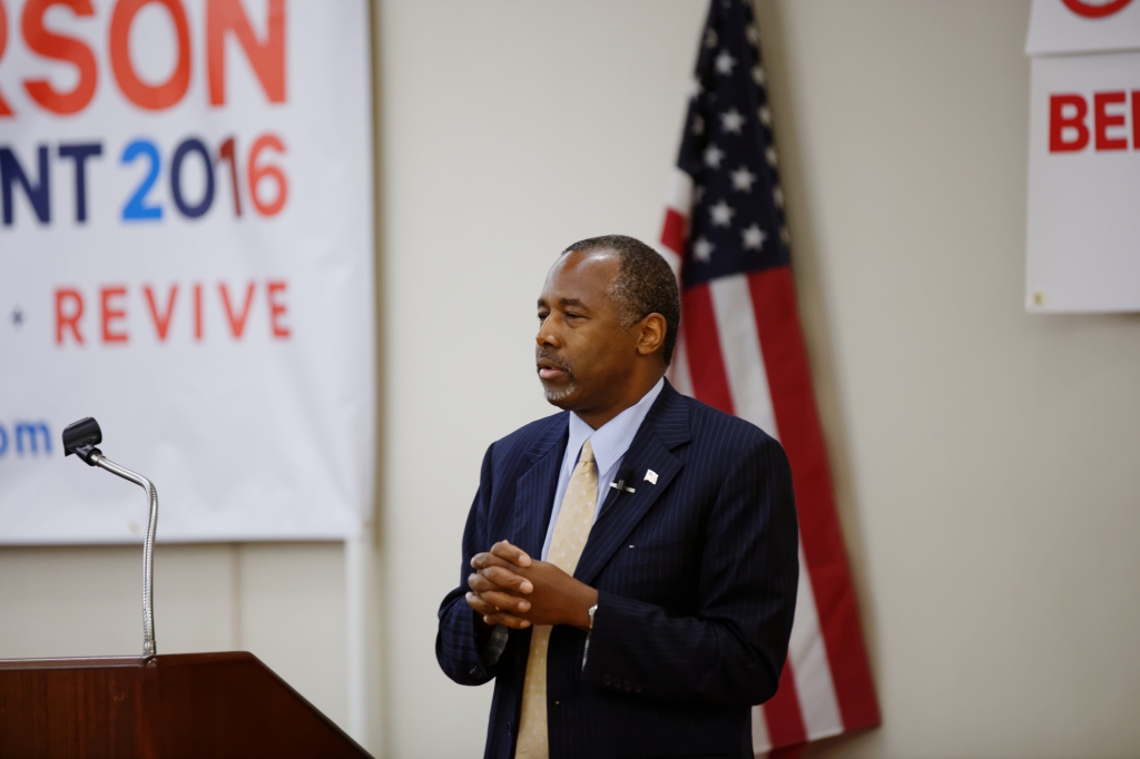 Dr._Ben_Carson_in_New_Hampshire_on_August_13th,_2015_1_by_Michael_Vadon_08