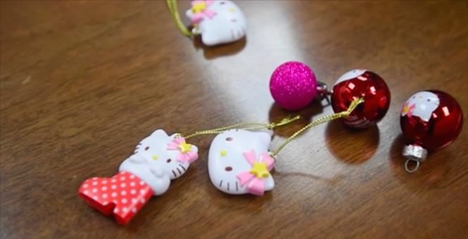 School makes teacher remove pink Hello Kitty Christmas tree