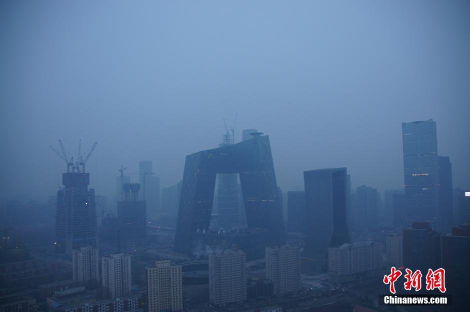 Beijing remains cloaked in smog with the recently issued red air quality alert sparking a mixed response on Chinese social media