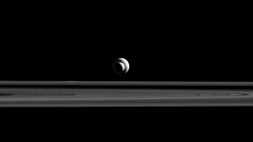 Cassini captures image of near-perfectly aligned Enceladus Tethys