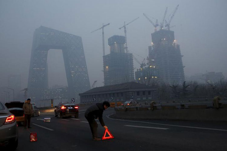 Severe smog hovers over Beijing on Day 2 of red alert