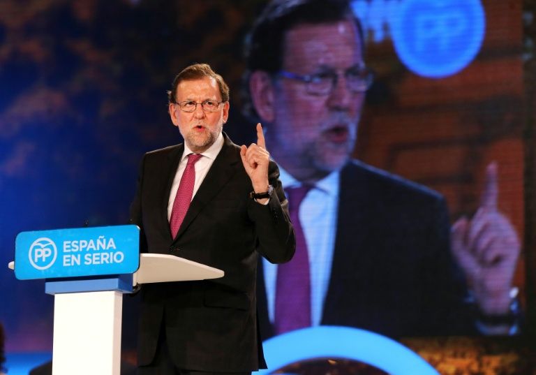 Spain's political leaders relax before Sunday's key election