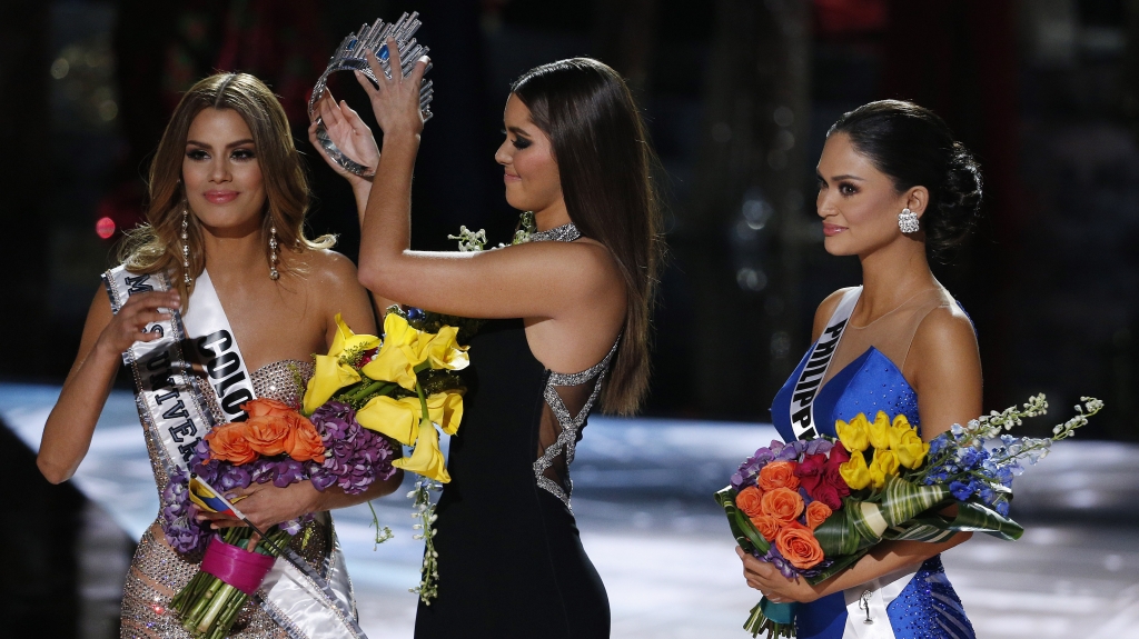 Steve Harvey completely blows it, announces wrong Miss Universe winner