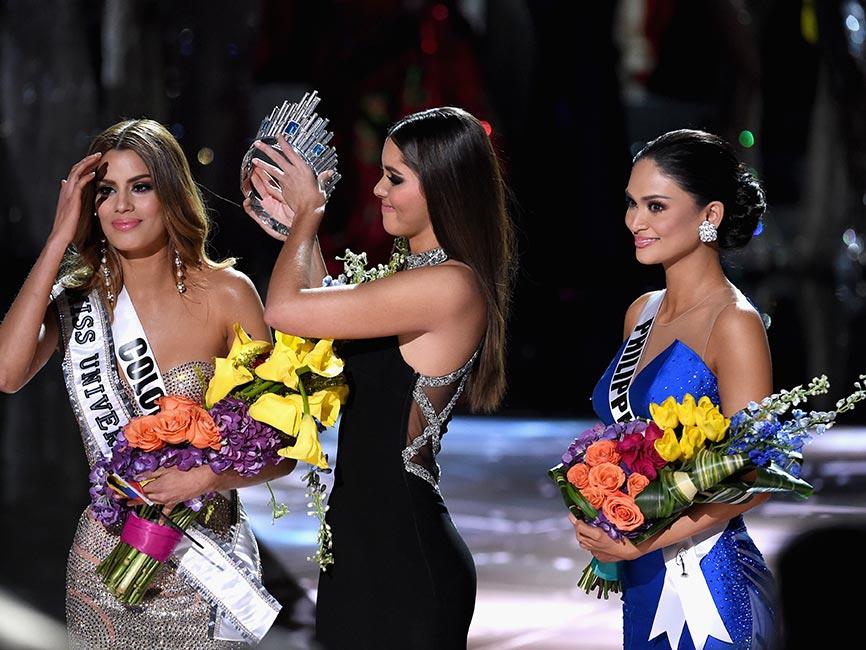 Miss Colombia has her crown removed by Miss Universe 2014 Paulina Vega and given to the winner of Miss Universe 2015 Miss Philippines Pia Alonzo Wurtzbach