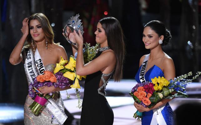 Miss Universe 2014 Paulina Vega removes the crown from Miss Colombia 2015 Ariadna Gutierrez, in order to give it to Miss Philippines 2015 Pia Alonzo Wurtzbach, after host Steve Harvey mistakenly named Gutierrez the winner instead of Wurtzbac