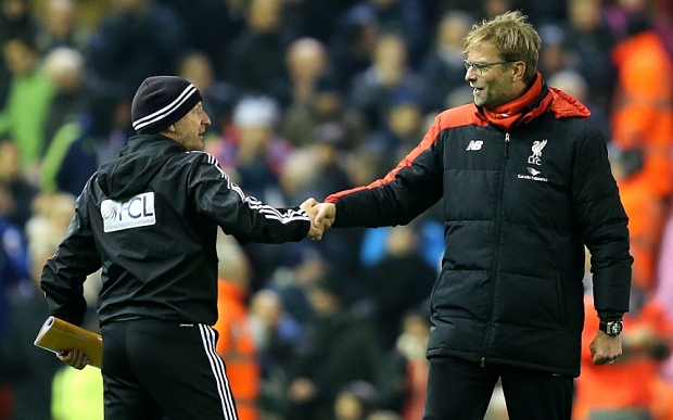 Klopp shakes hands with Mark O'Connor Pulis's assistant at full time