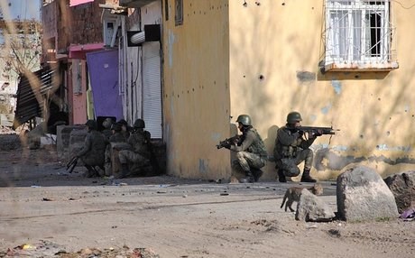 Turkish commandos positioned in Kurdish neighborhoods