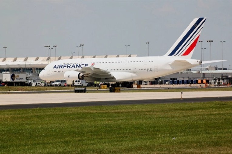 Air France passengers arrive in Paris after Kenya bomb scare