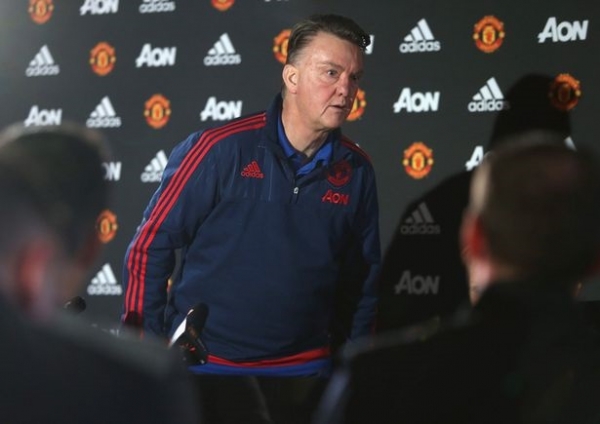 Van Gaal Storms Out Of Press Conference