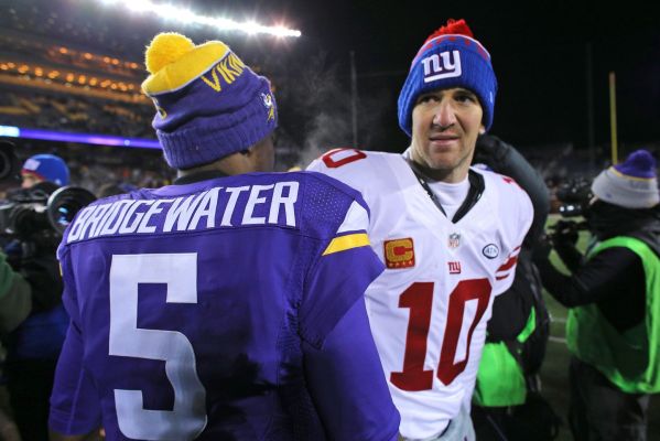 Eli Manning greets Vikings quarterback Teddy Bridgewater after