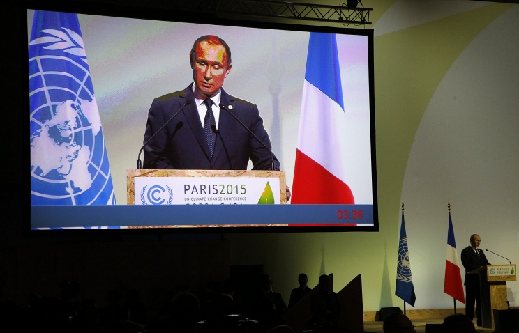 Vladimir Putin addresses world leaders at the COP21 United Nations Climate Change Conference