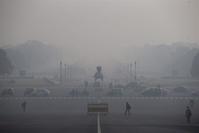 Delhi to restrict vehicles on roads to beat pollution