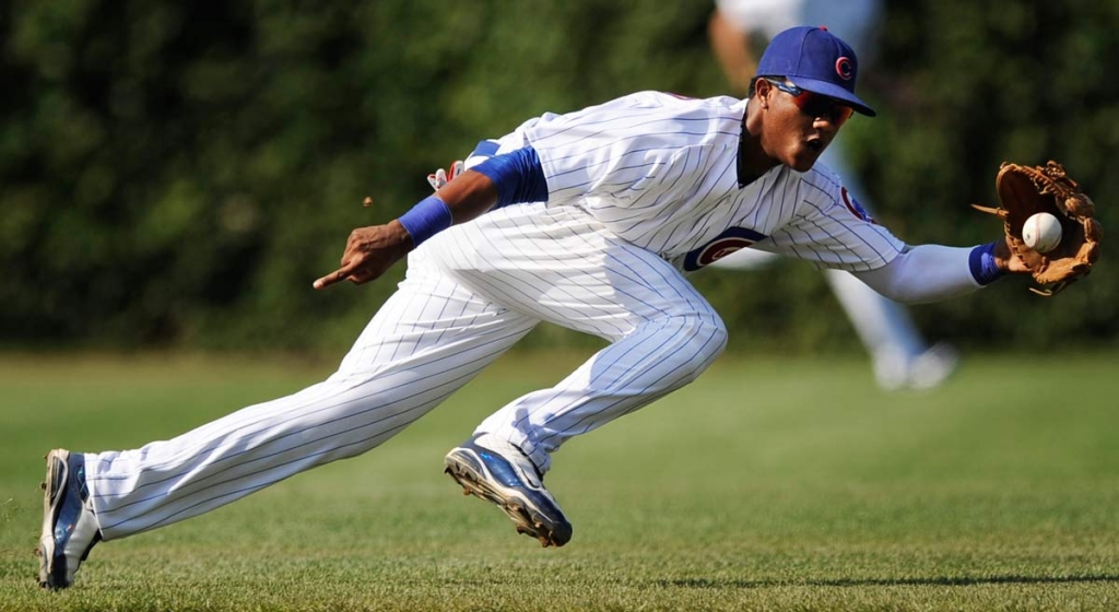 Chicago Cubs shortstop Starlin Castro fields an infield single by Atlanta Braves&#039 Jason Heyward during the third inning of a baseball game in Chicago