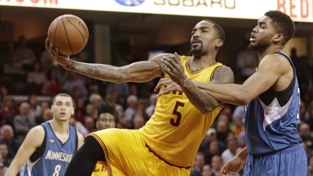 Arm wrestle Timberwolves Karl Anthony Towns right fouls Cavaliers J.R. Smith