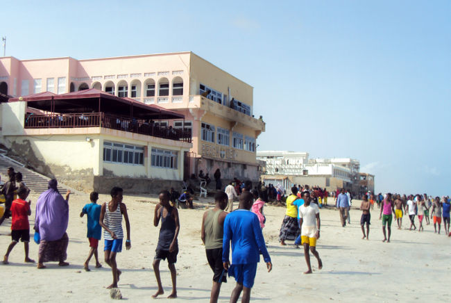 A general view of Lido Beach a once dangerous no-go zone in Somalia's war-torn capital of Mogadishu. The beach is now popular with families on weekends. Mohamed Odowa  dpa