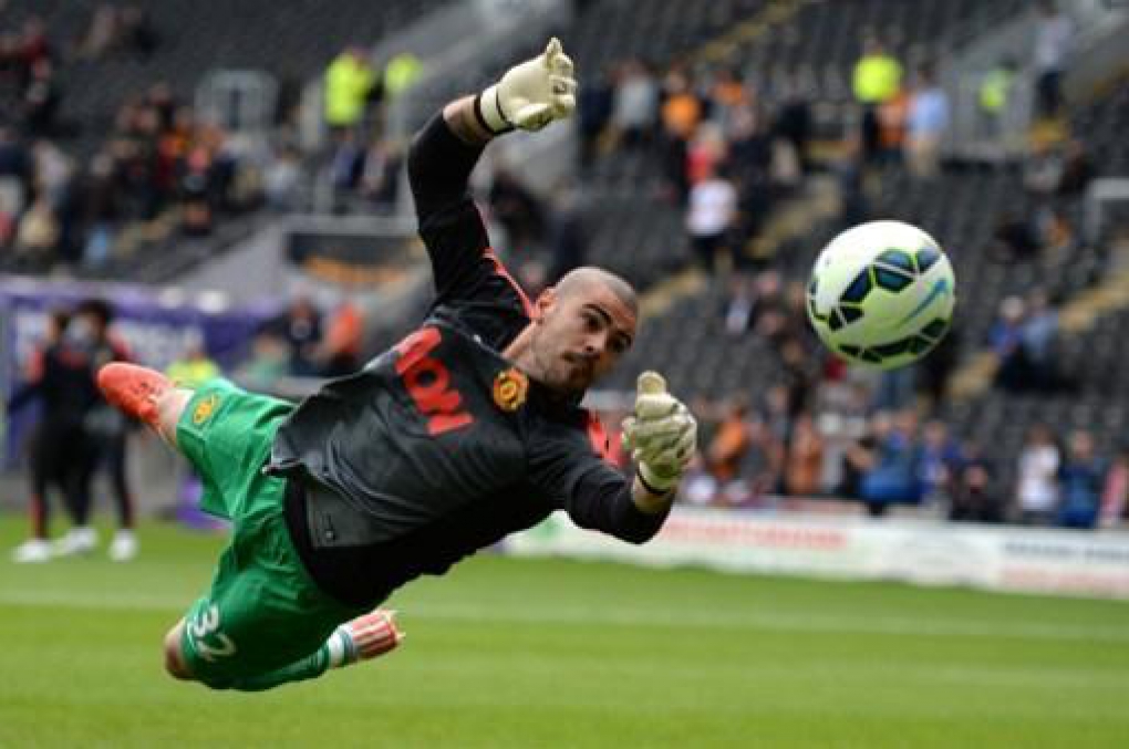 Spaniard Victor Valdes lent to Standard until the end of the season