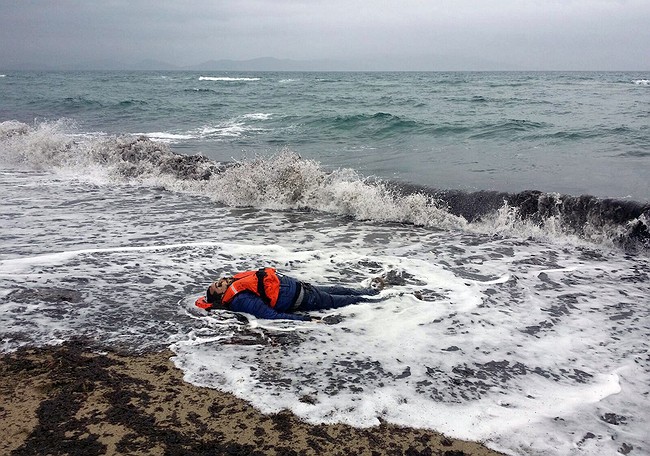 Nine drown as refugee boat sinks off Turkey's Aegean coast