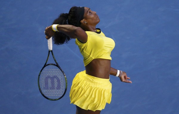 Serena easily moves to Australian Open fourth round