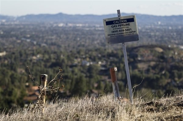 Warnings of gas pipelines pepper the Santa Susana Mountain range miles Southern California Gas Company's fenced-off Aliso Canyon facility. 14 Dec 2015 Scott Liebenson