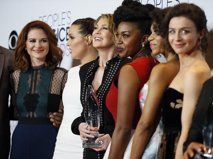 Actress Ellen Pompeo poses backstage with her award for Favorite Dramatic TV Actress with the cast of'Grey's Anatomy during the People's Choice Awards 2016 in Los Angeles California