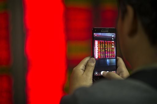 China halts trading again as market falls 7% in 27 minutes