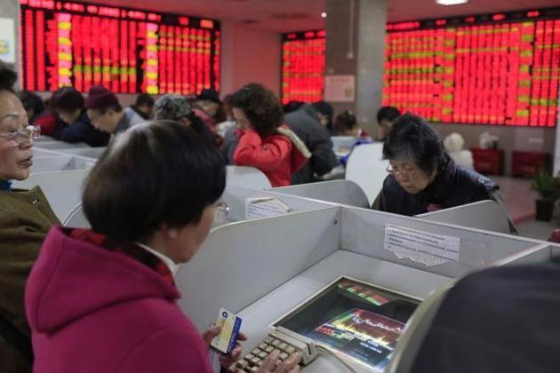 Global stocks sink after China index dives 7 percent