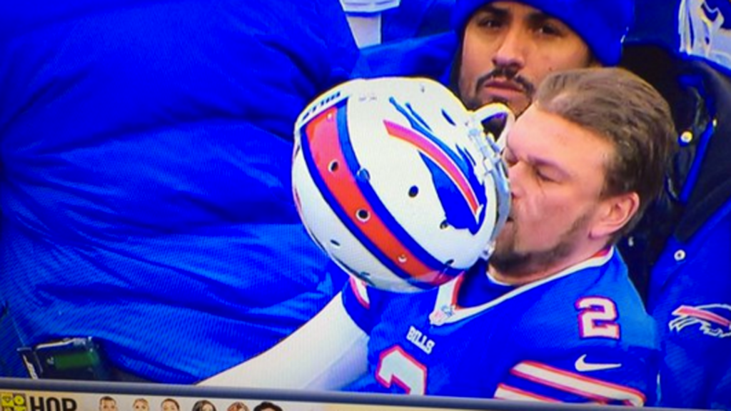 Dan Carpenter hits himself with his own helmet