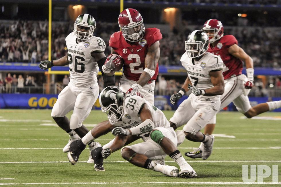 Alabama running back Derrick Henry runs for a touchdown during the Cotton Bowl