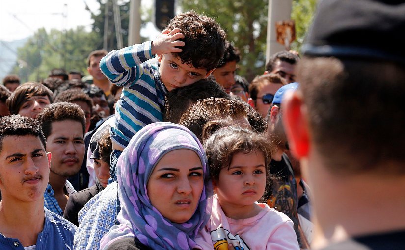 Refugees wait to cross the Greek Macedonia border 24 August 2015