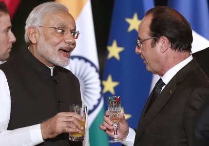 French president Francois Hollande toasts with Indian prime minister Narendra Modi during an official dinner at the Elysee Palace in Paris France 10 April 2015. REUTERS  Yoan Valat  Pool